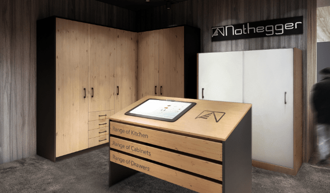 Ausstellungsraum mit Massivholzschränken und Beratungstheke
