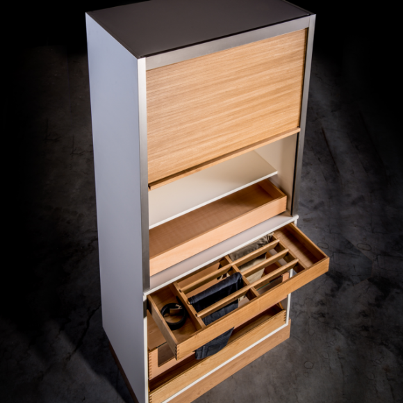 Musterschrank mit ausgezogenen Laden und Besteckeinsätzen