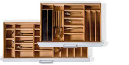 Sortiment von Besteckeinsätzen und Ordnungssystemen aus Holz