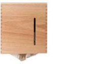 Wandhalter aus Holz mit Einwurfschlitz