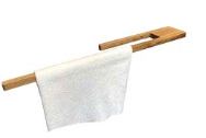 Handtuchhalter aus Holz mit eingehängtem Tuch