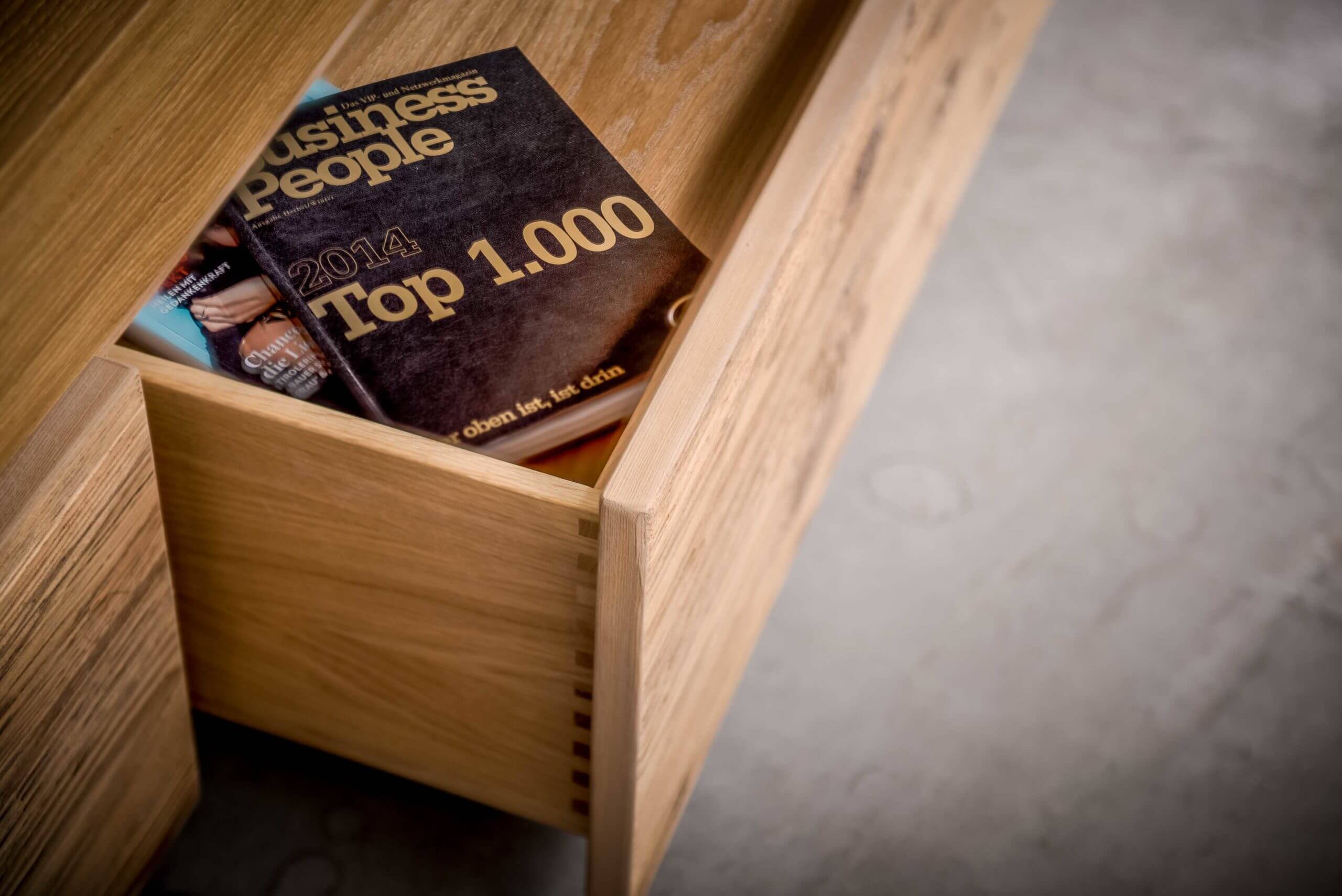 Schublade mit Zeitschriften in Nahaufnahme