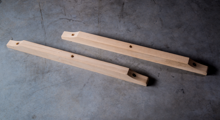 Gratleisten aus Holz auf dunklem Untergrund