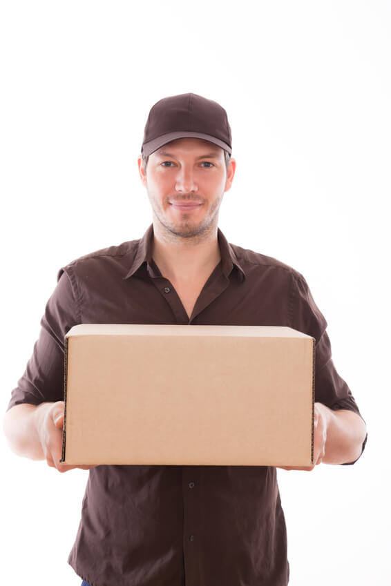 Zusteller mit Paket