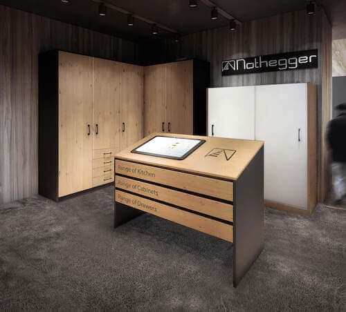 Ausstellungsraum mit Beratungstheke und Schränken