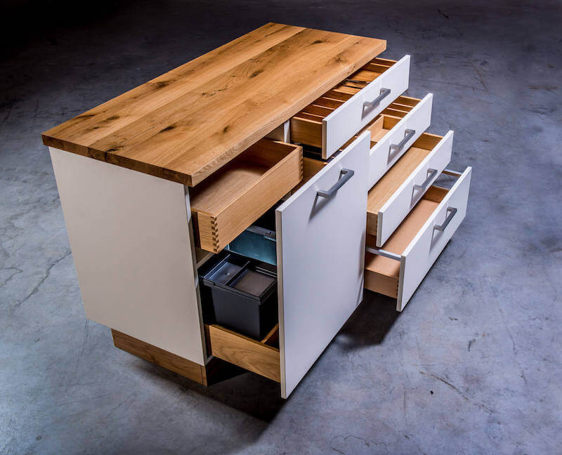 Küchenblock mit Müllauszug und ausgezogenen Laden
