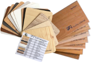 Aufgefächerte Holz- und Dekormuster mit Musterkarte