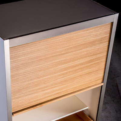 Musterschrank mit Holzfront und offenem Fach