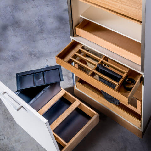 Musterschrank mit ausgezogenem Müllauszug und Besteckeinsatz