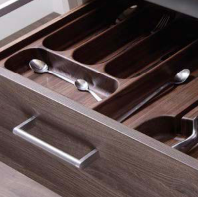 Besteckeinsatz aus dunklem Holz mit eingelegtem Besteck