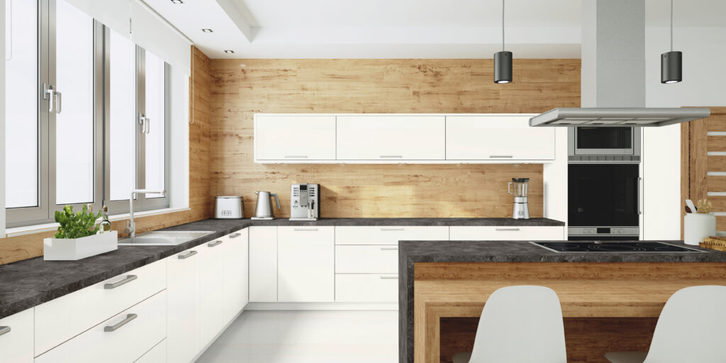 Küche mit weißen Fronten und Holzrückwand