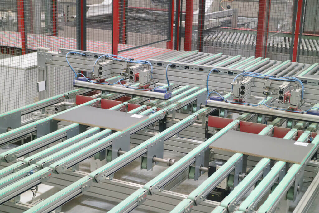 Produktionsanlage mit Förderbändern