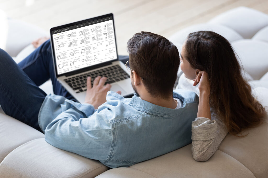 Paar am Laptop mit geöffnetem Möbelkonfigurator